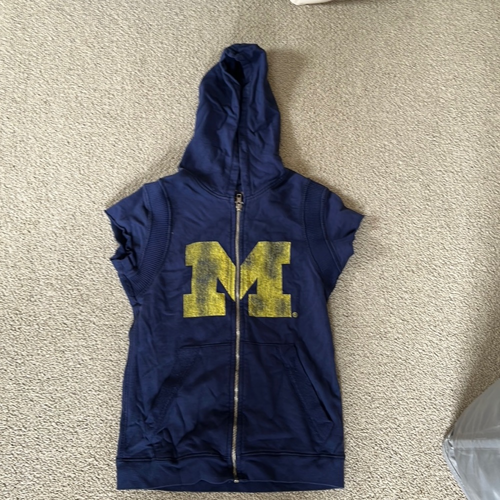 UNIVERSITY OF MICHIGAN y2k vibes zip up shirt with cut off arms